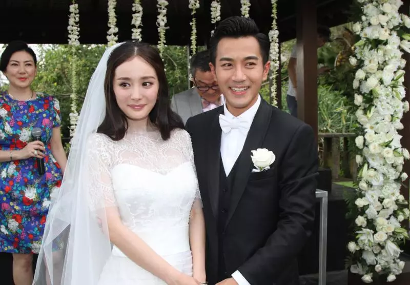 結婚鑽戒是碎鑽,廉價婚紗大一號,楊冪當年的婚禮有多「寒酸」?