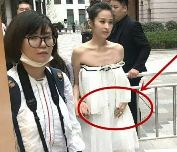 王祖藍懷孕4個月後近照曝光,沒想到她如今竟變成這樣,網友:怎麼變成這樣啊?太不可思議了…