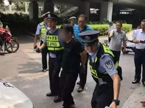 兇嫌因感情問題,將女友和3名家人滅口後,駕車逃離卻遇塞車 , 他發狂衝撞其他摩哆,再下車砍死2人