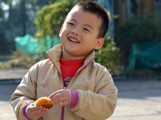 妻子去世窮小子外出打工每月給岳母寄三千,八歲兒子說外婆早死了