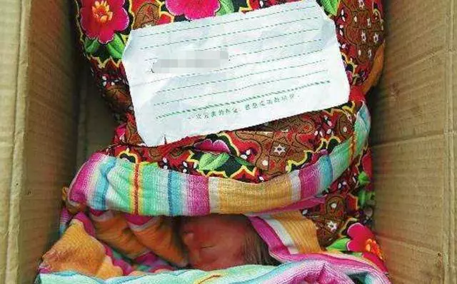 二十歲女孩撿回一個女嬰,受盡大家冷嘲熱諷,多年以後女兒讓她喜上加喜