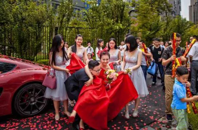 二十歲女孩撿回一個女嬰,受盡大家冷嘲熱諷,多年以後女兒讓她喜上加喜