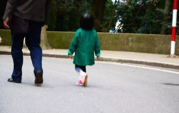 離婚後女兒歸我,前夫一年沒給贍養費,街上偶遇前夫我愣了