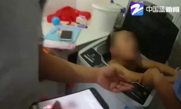 屁孩卡洗衣機 大人秒招救出他