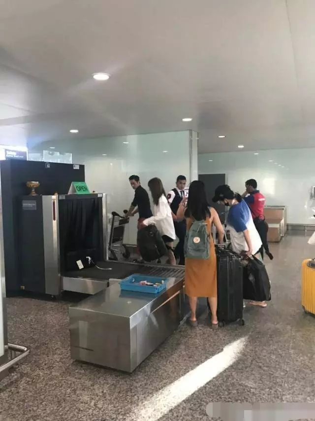 鄭嘉穎陳凱琳婚後首現身,「黑白配」情侶裝散發幸福氣息,鄭嘉穎全程實力寵妻,網友:陳凱琳真的嫁對人了