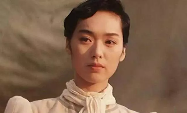 嫁億萬豪門遭7次家暴,生產前一天被打,妹妹為救她被打掉門牙