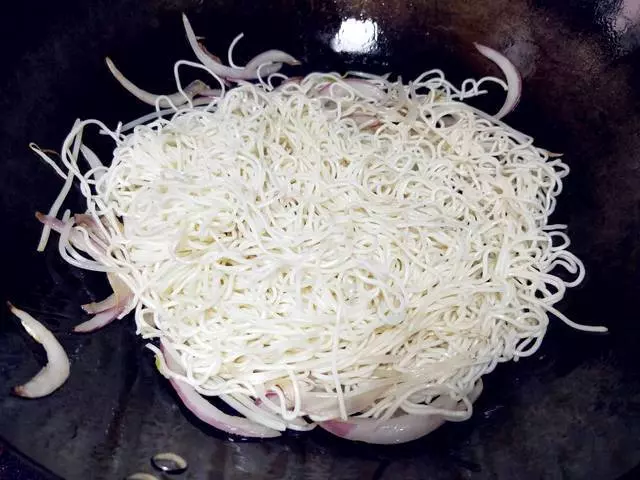 愛吃炒麵一定要收藏,教你這一招,炒出來的麵條不粘不成坨,真香
