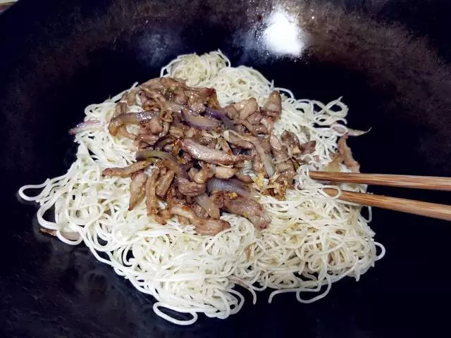 愛吃炒麵一定要收藏,教你這一招,炒出來的麵條不粘不成坨,真香