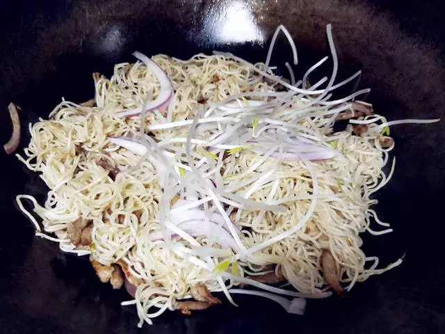 愛吃炒麵一定要收藏,教你這一招,炒出來的麵條不粘不成坨,真香
