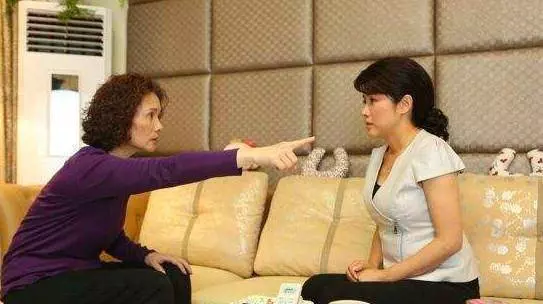 閨女去婆家睡一晚,回來總撓背,掀開衣服瞟一眼,我含淚報警