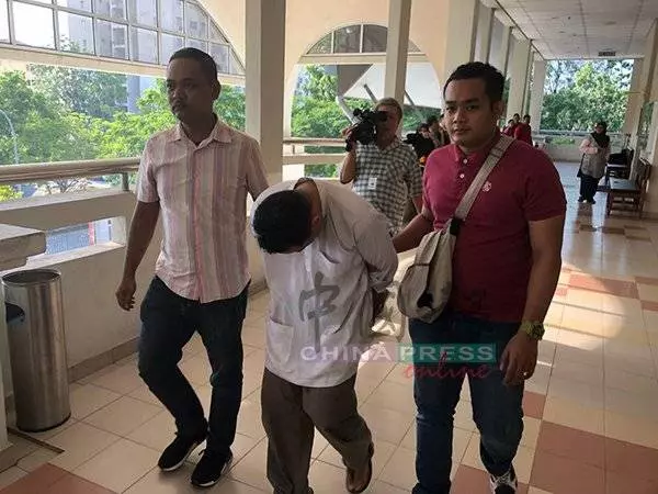 兩度用假鈔買榴槤 小販被控哭不停
