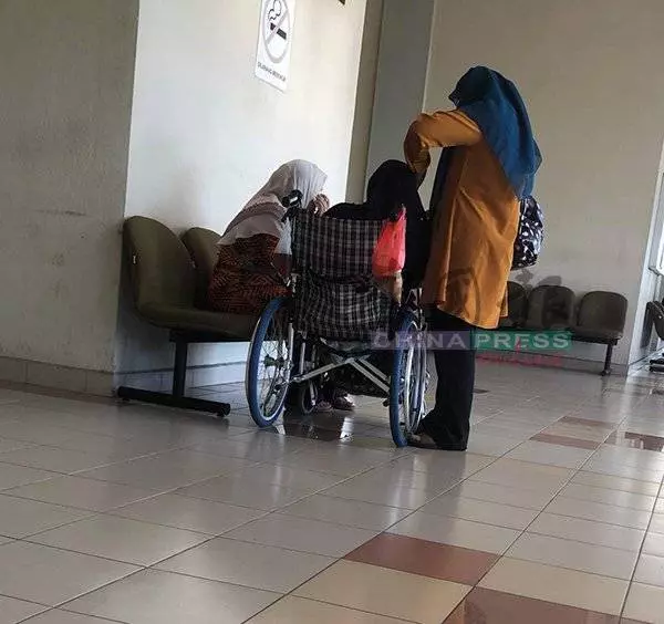 兩度用假鈔買榴槤 小販被控哭不停
