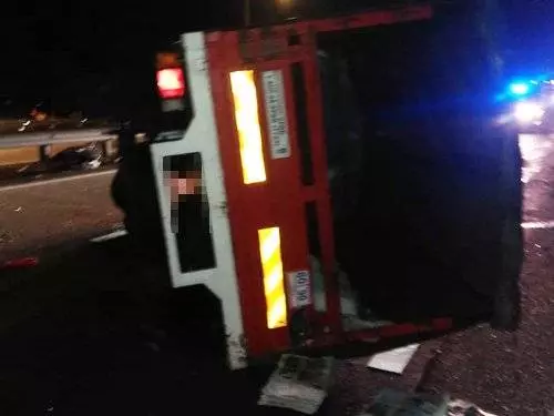 貨卡猛撞羅厘 3人慘死大道 阿彌陀佛