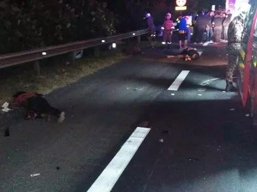 貨卡猛撞羅厘 3人慘死大道 阿彌陀佛