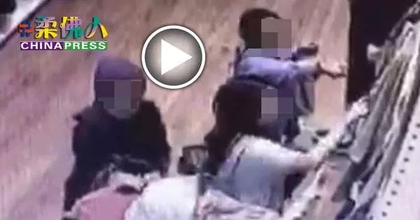 「母女黨」扒手以包圍方式圍繞藥劑師,再分散藥劑師注意力後,互相掩飾干案,整個過程不到一分鐘