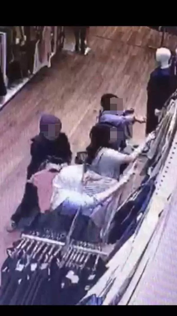 「母女黨」扒手以包圍方式圍繞藥劑師,再分散藥劑師注意力後,互相掩飾干案,整個過程不到一分鐘