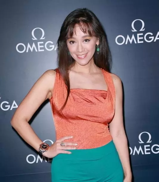 一婚嫁給錢小豪,二婚嫁給「鋼鐵大王」兒子,48歲美成這樣