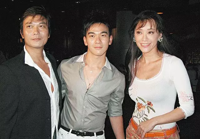 一婚嫁給錢小豪,二婚嫁給「鋼鐵大王」兒子,48歲美成這樣
