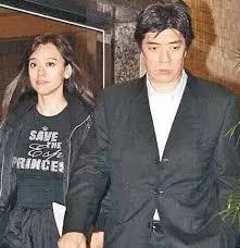 一婚嫁給錢小豪,二婚嫁給「鋼鐵大王」兒子,48歲美成這樣