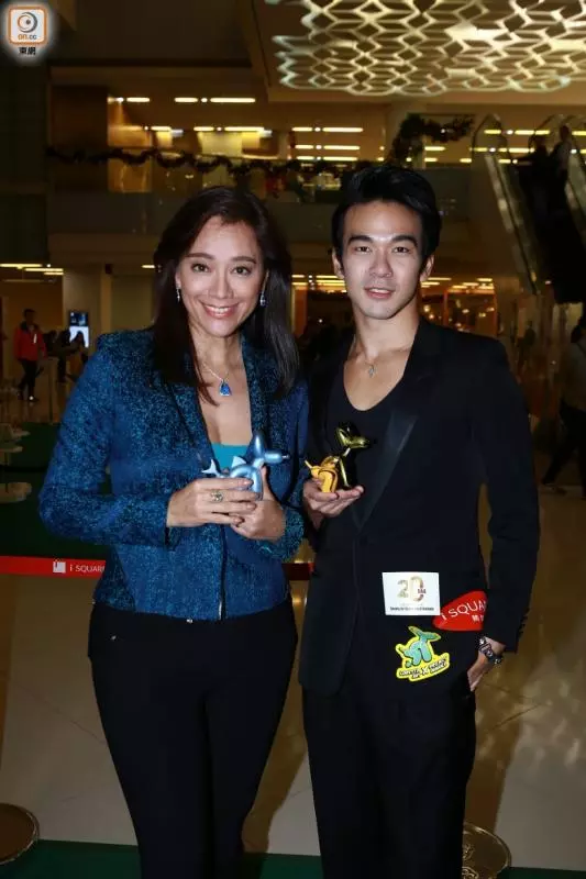 一婚嫁給錢小豪,二婚嫁給「鋼鐵大王」兒子,48歲美成這樣