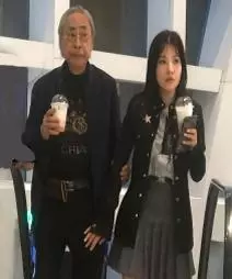 80歲富商交往200女生,與港姐含淚分手後,牽小女友逛街很甜蜜