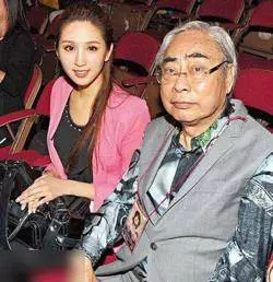 80歲富商交往200女生,與港姐含淚分手後,牽小女友逛街很甜蜜
