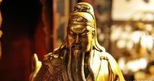 為何關羽的雕像總是閉著眼?老木匠:他睜開眼的代價太大