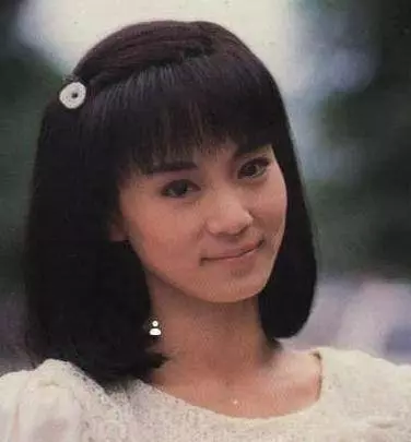 她年輕時美貌不輸劉雪華,深愛丈夫五十年不接吻戲,如今72歲豪車出行,活得比同齡人幸福