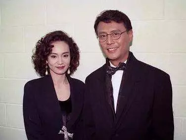 她年輕時美貌不輸劉雪華,深愛丈夫五十年不接吻戲,如今72歲豪車出行,活得比同齡人幸福