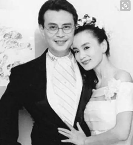 她年輕時美貌不輸劉雪華,深愛丈夫五十年不接吻戲,如今72歲豪車出行,活得比同齡人幸福