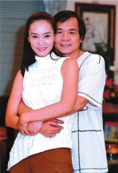 她年輕時美貌不輸劉雪華,深愛丈夫五十年不接吻戲,如今72歲豪車出行,活得比同齡人幸福
