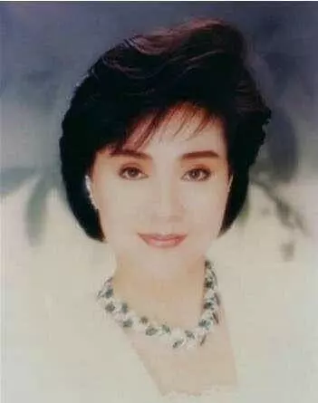 她年輕時美貌不輸劉雪華,深愛丈夫五十年不接吻戲,如今72歲豪車出行,活得比同齡人幸福