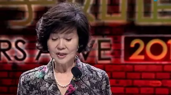 她年輕時美貌不輸劉雪華,深愛丈夫五十年不接吻戲,如今72歲豪車出行,活得比同齡人幸福