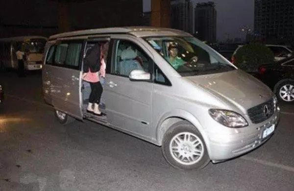 她年輕時美貌不輸劉雪華,深愛丈夫五十年不接吻戲,如今72歲豪車出行,活得比同齡人幸福