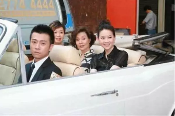 她年輕時美貌不輸劉雪華,深愛丈夫五十年不接吻戲,如今72歲豪車出行,活得比同齡人幸福