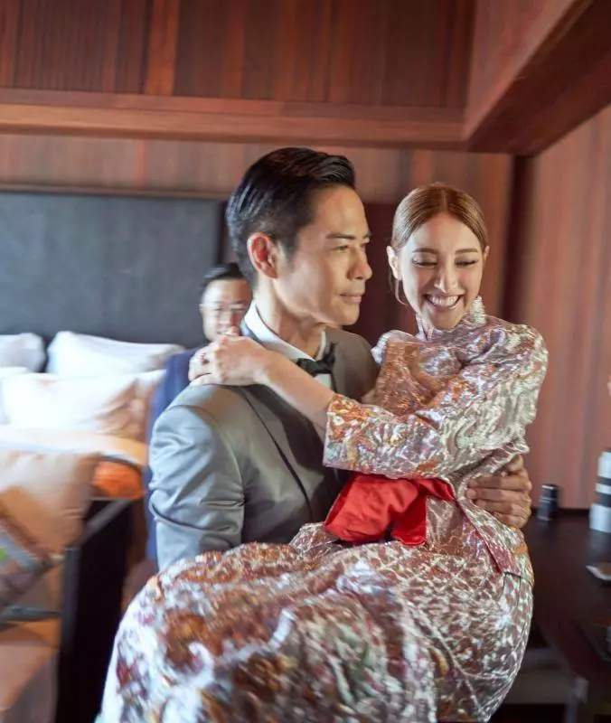 鄭嘉穎陳凱琳婚禮全程曝光,陳凱琳低胸婚紗讓人大飽眼福,新娘被幸福抱離房…