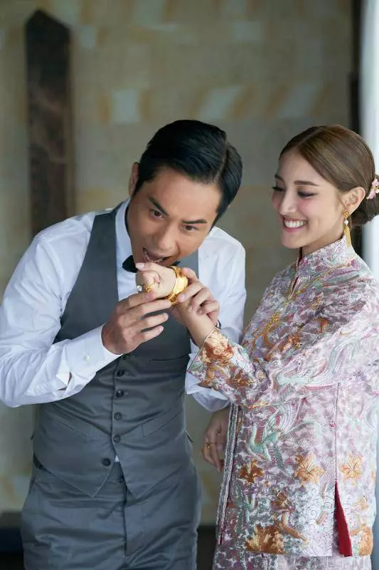 鄭嘉穎陳凱琳婚禮全程曝光,陳凱琳低胸婚紗讓人大飽眼福,新娘被幸福抱離房…