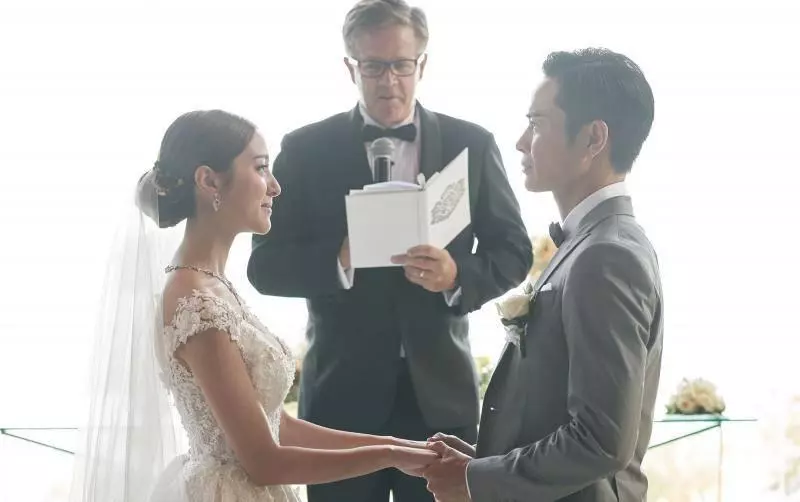鄭嘉穎陳凱琳婚禮全程曝光,陳凱琳低胸婚紗讓人大飽眼福,新娘被幸福抱離房…