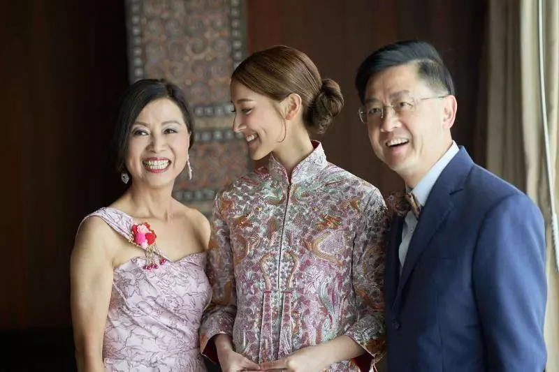 鄭嘉穎陳凱琳婚禮全程曝光,陳凱琳低胸婚紗讓人大飽眼福,新娘被幸福抱離房…