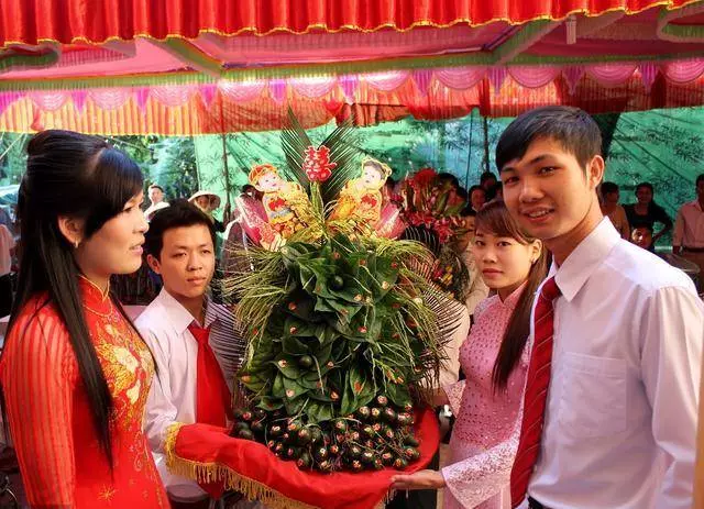 姐嫁有錢人爸媽很高興,看見她毛衣上的污漬,我偷偷在被子裡哭