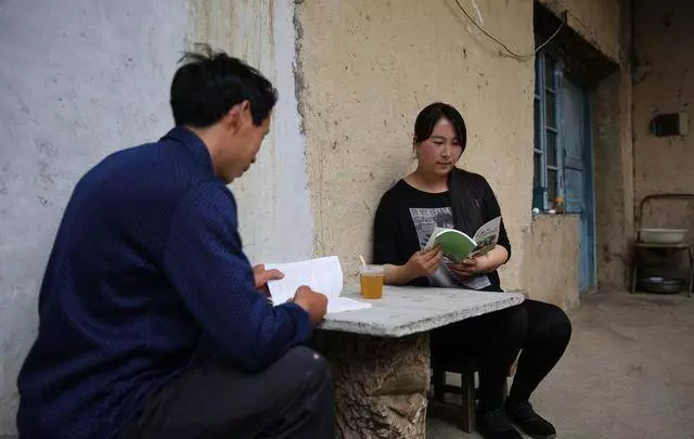 離婚後我拚命工作,當上老闆後找前妻復合,岳父說:她過世很久了