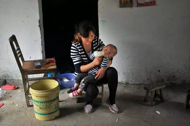 我把工資全部給嫂子,我出嫁她只給一個抱枕,拆開來洗我聲淚俱下