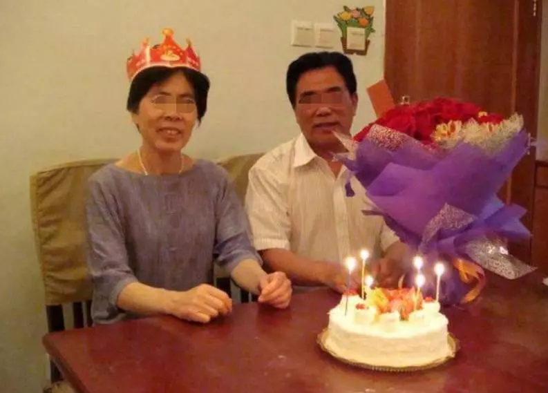 哥哥走後五年嫂子一直不嫁,母親生日來一客人,嫂子哭得撕心裂肺