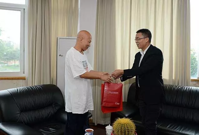 養子高考628分,親生父母來相認,兒子說了一番話,養父淚流不止