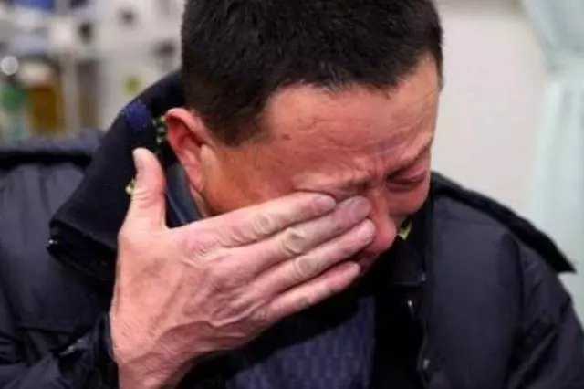 養子高考628分,親生父母來相認,兒子說了一番話,養父淚流不止