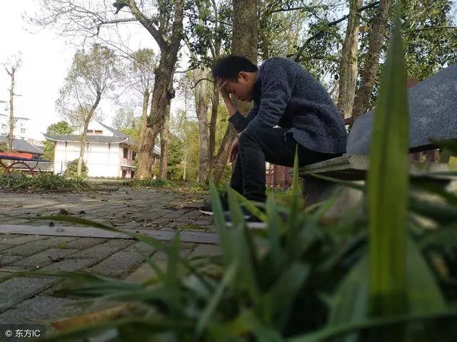 剛結婚老公就出了意外,我被婆家人趕出家門,打開行李我哭紅眼眶