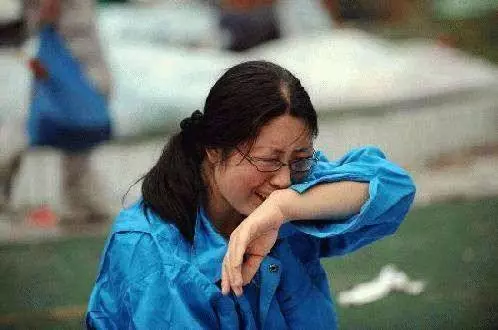 剛結婚老公就出了意外,我被婆家人趕出家門,打開行李我哭紅眼眶