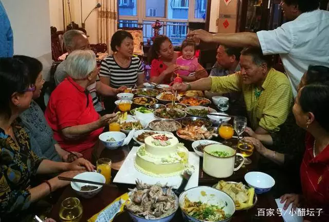 婆婆喜歡留親戚住家裡,兒媳不同意,婆婆氣得直接拎包走人