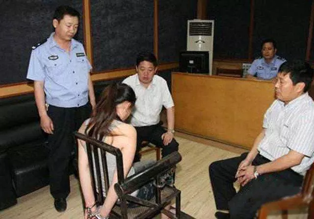 女大學生坐計程車,司機半路提出要加錢,她報警後才知司機救了她