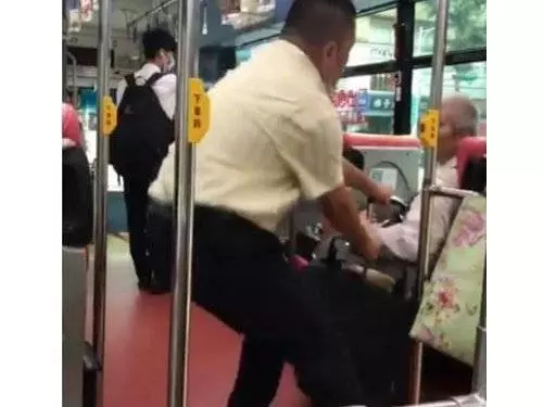 正義魔人阻病人進食 遭巴士司機趕下車